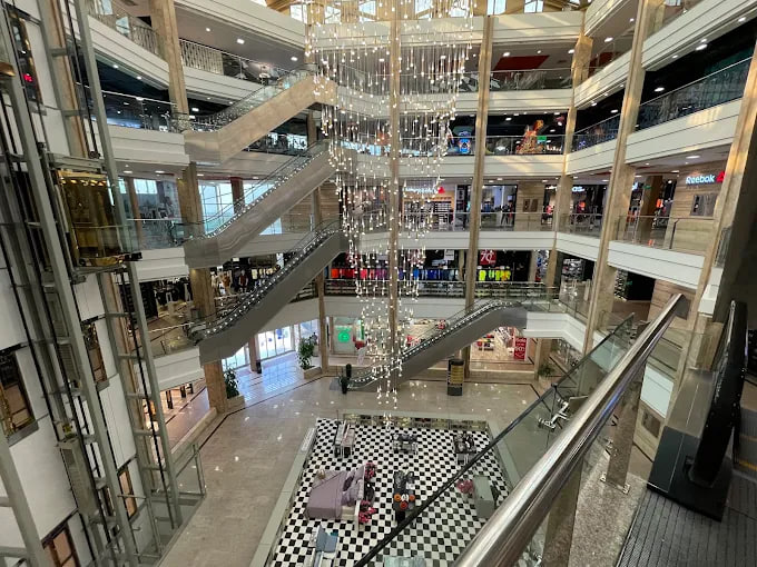 نمای داخلی مرکز خرید کوروش کیش